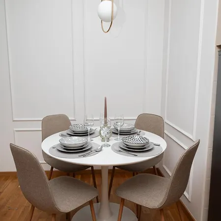 2 Bedroom Private Parking Downtown 아파트 노비사드