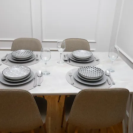 2 Bedroom Private Parking Downtown