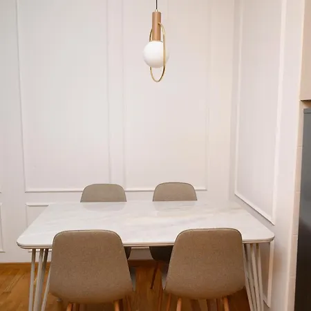 2 Bedroom Private Parking Downtown *