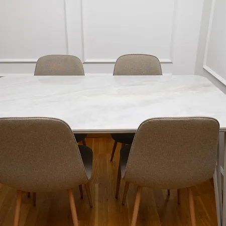 2 Bedroom Private Parking Downtown