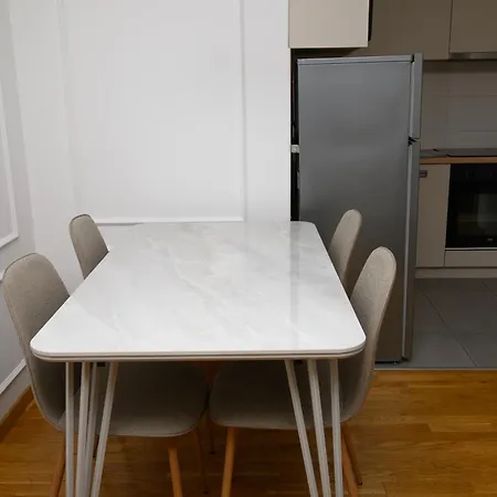 2 Bedroom Private Parking Downtown